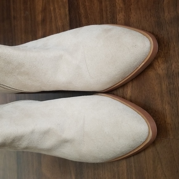 BP. Baylee Light Tan Faux Suede Heeled Side  Zippered Ankle Booties - 6M - Picture 5 of 10